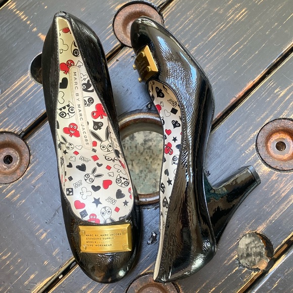 Marc Jacobs Heels with Signature Metal Front Tag - Picture 12 of 12